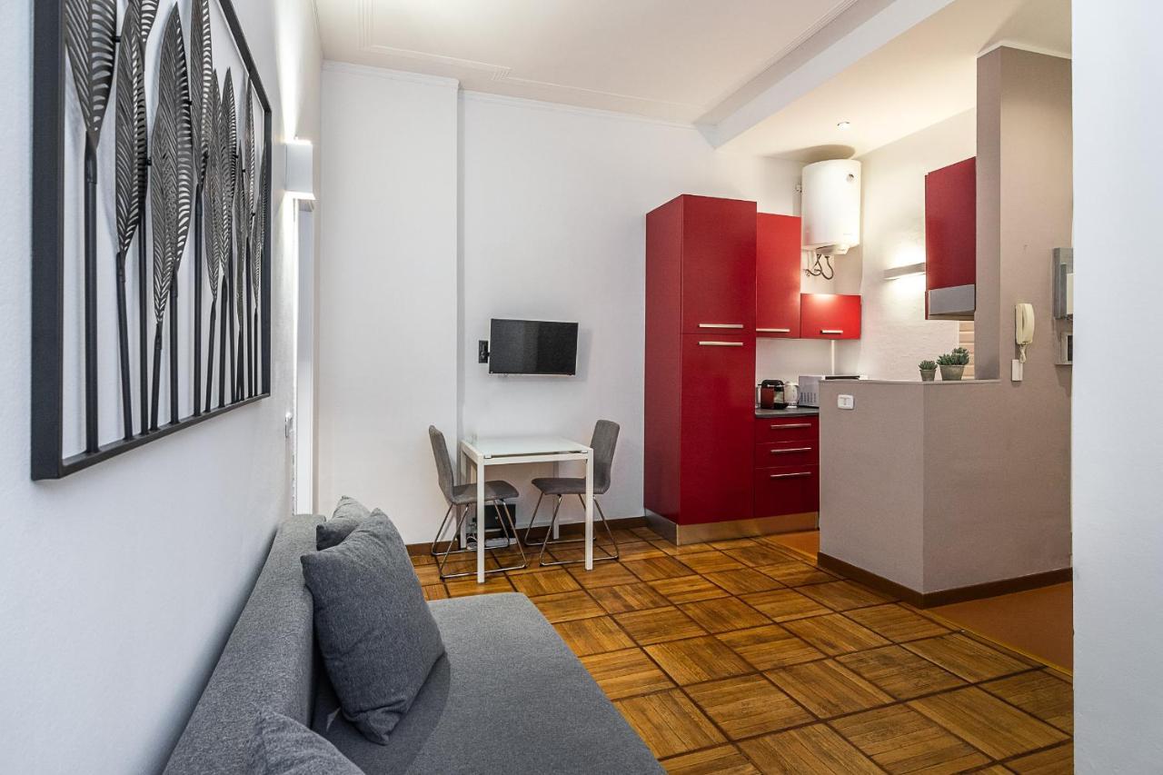Classbnb - Two Apartments 400 Meters From The Duomo Милан Экстерьер фото