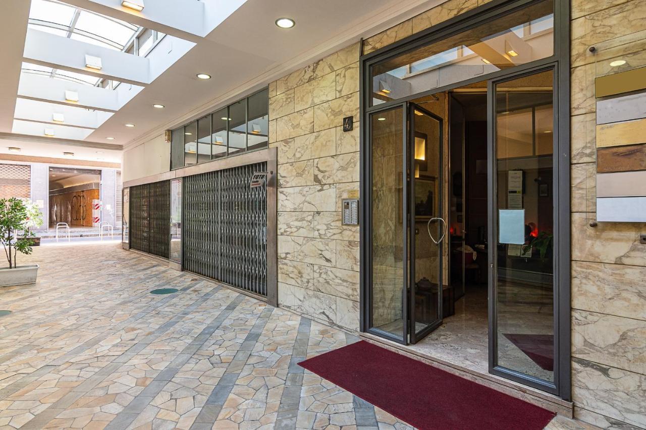 Classbnb - Two Apartments 400 Meters From The Duomo Милан Экстерьер фото